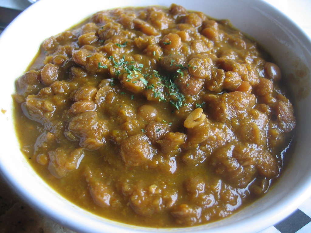 Bowl of cooked lentils, a plant protein source